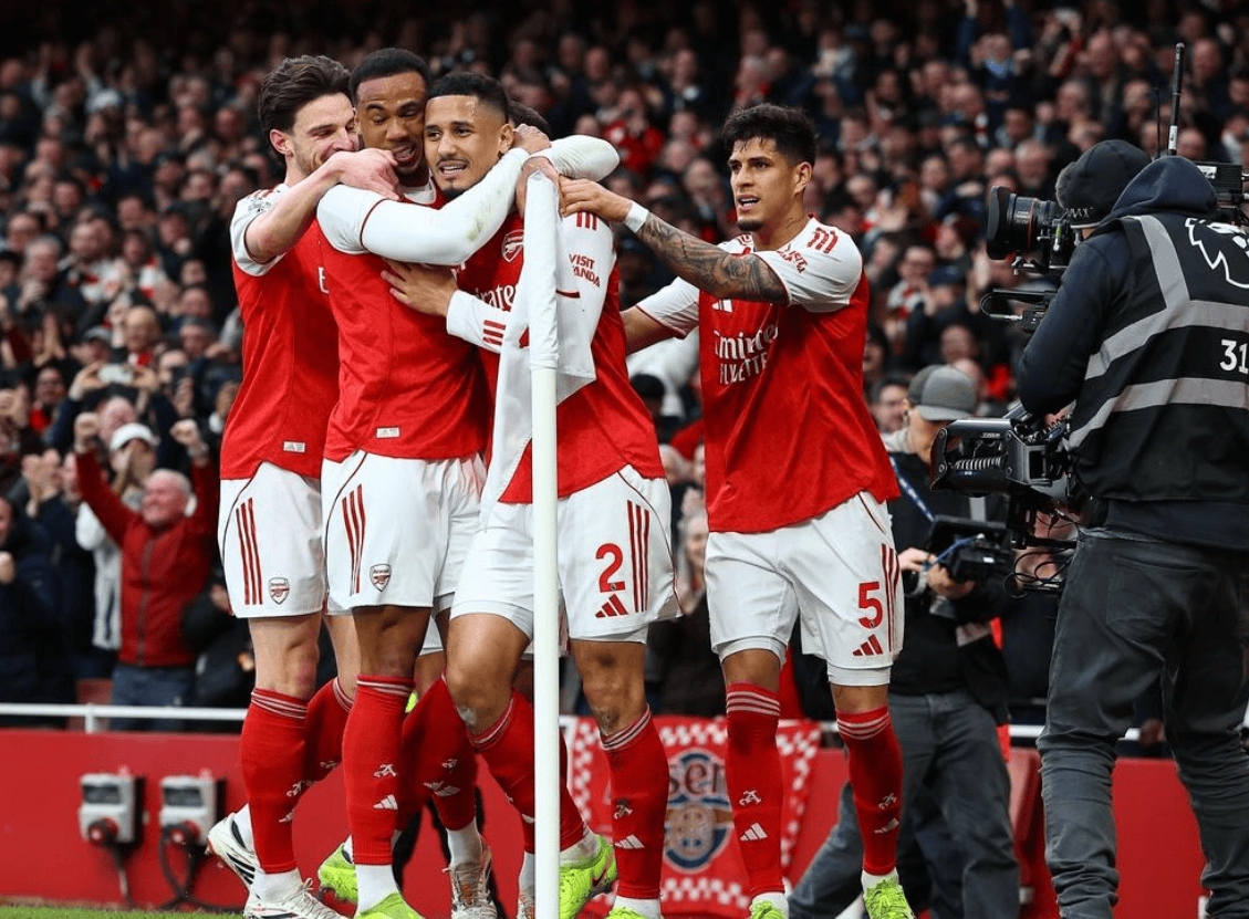 2-1险胜！乌龙球+红牌，阿森纳掀翻切尔西，曼城被甩开5分